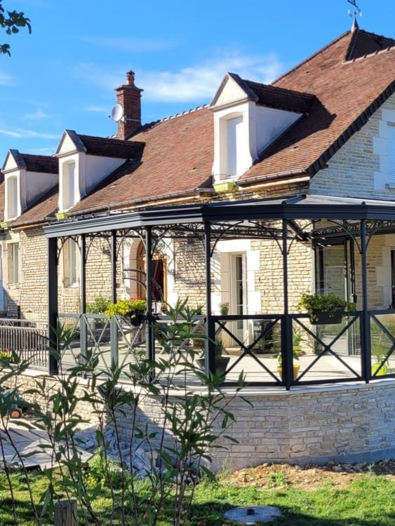 Pergola arrondie à côté d'une véranda