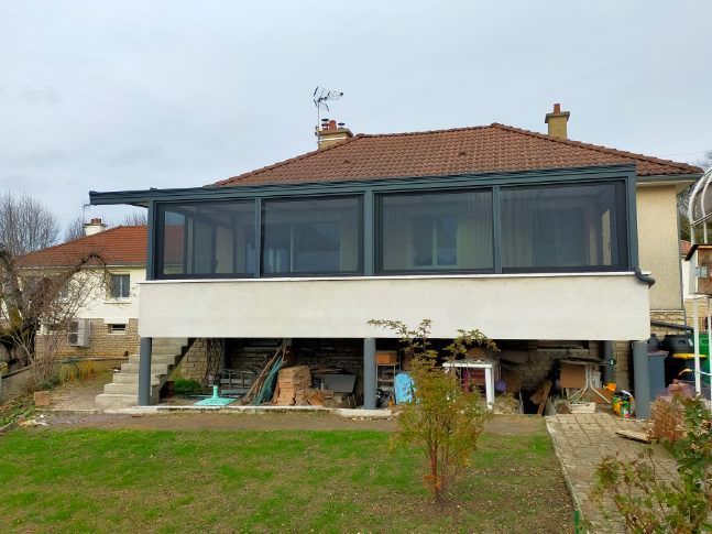 Maison à deux étages avec patio couvert