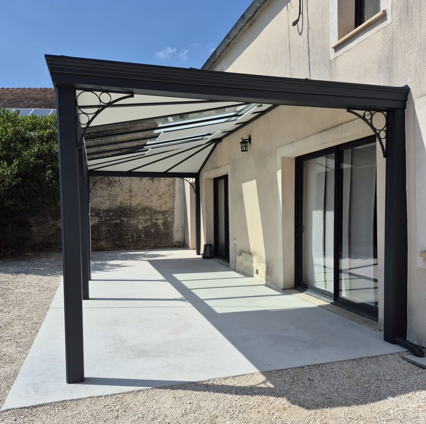 Pergolas adossée à la façade d'une maison