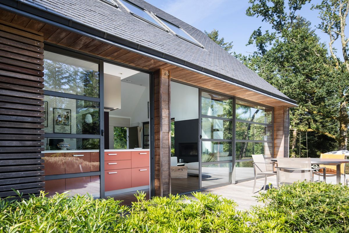 Baie vitrée ouvrant de la cuisine sur une terrasse