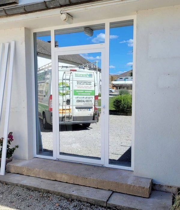 Véhicule de l'entreprise se reflétant sur une porte d'entrée