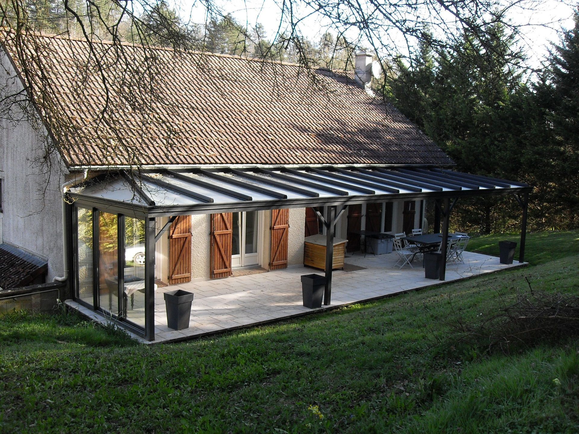 Pergola installée le long d'une terrasse