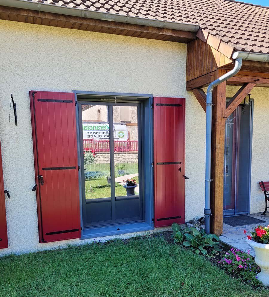 Volets battants rouges