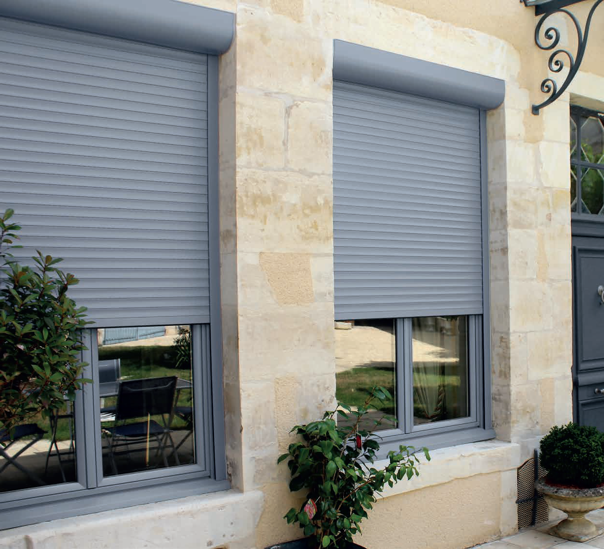 Fenêtres battantes aux volets gris clair