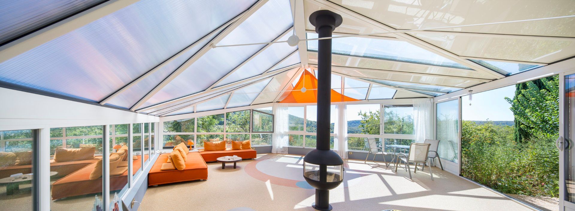 Pergola avec canapés, chaises et poêle à bois