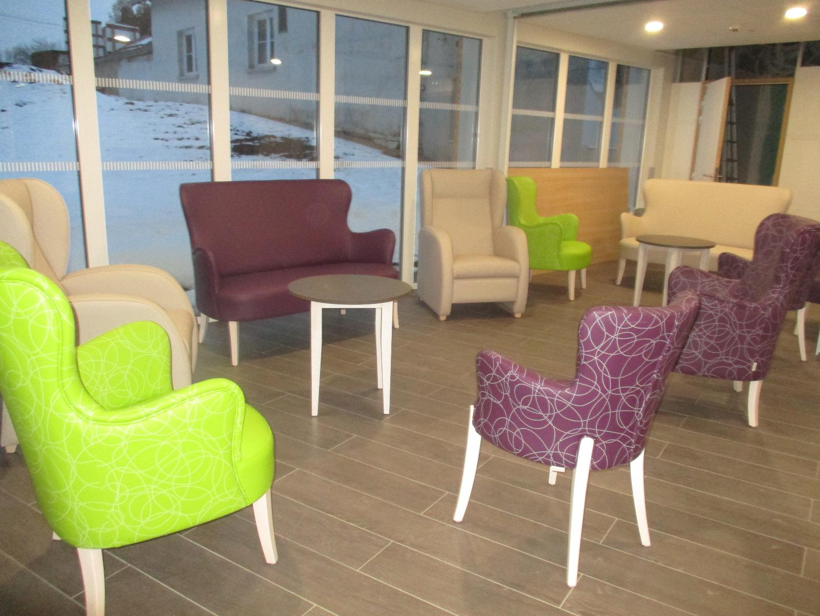 Petit salon, fauteuils verts et violets