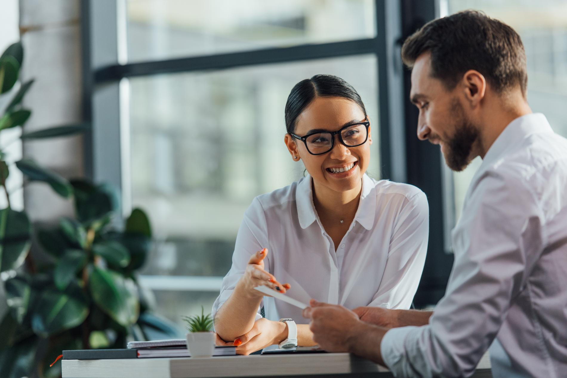 Mann und Frau haben eine Besprechung im Büro