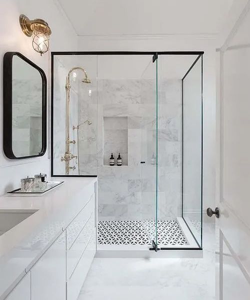 Une salle de bains toute blanche et moderne