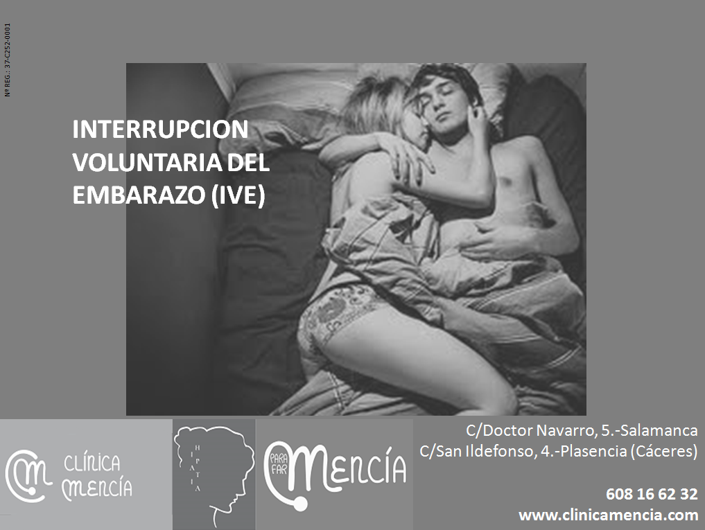 Una foto en blanco y negro de un hombre y una mujer abrazándose en la cama.