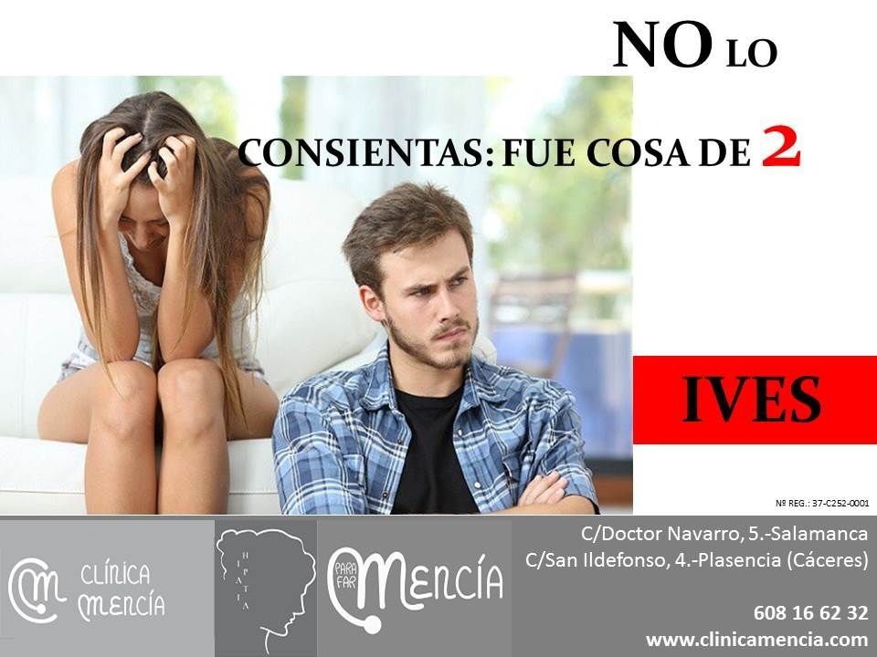 Un hombre y una mujer están sentados uno al lado del otro en un sofá.