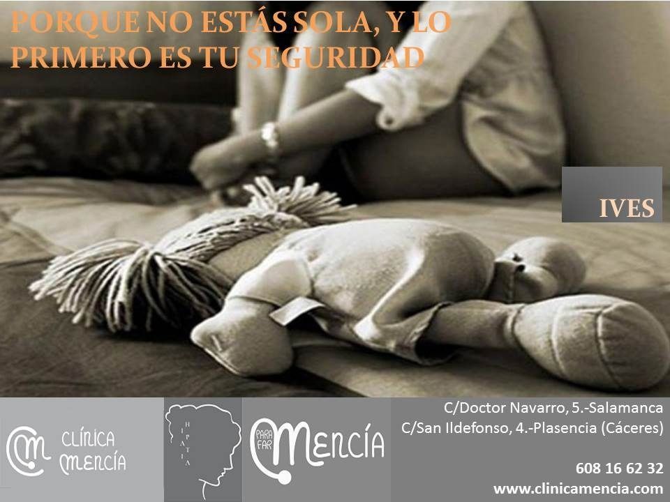Una fotografía en blanco y negro de una mujer sentada junto a un animal de peluche.