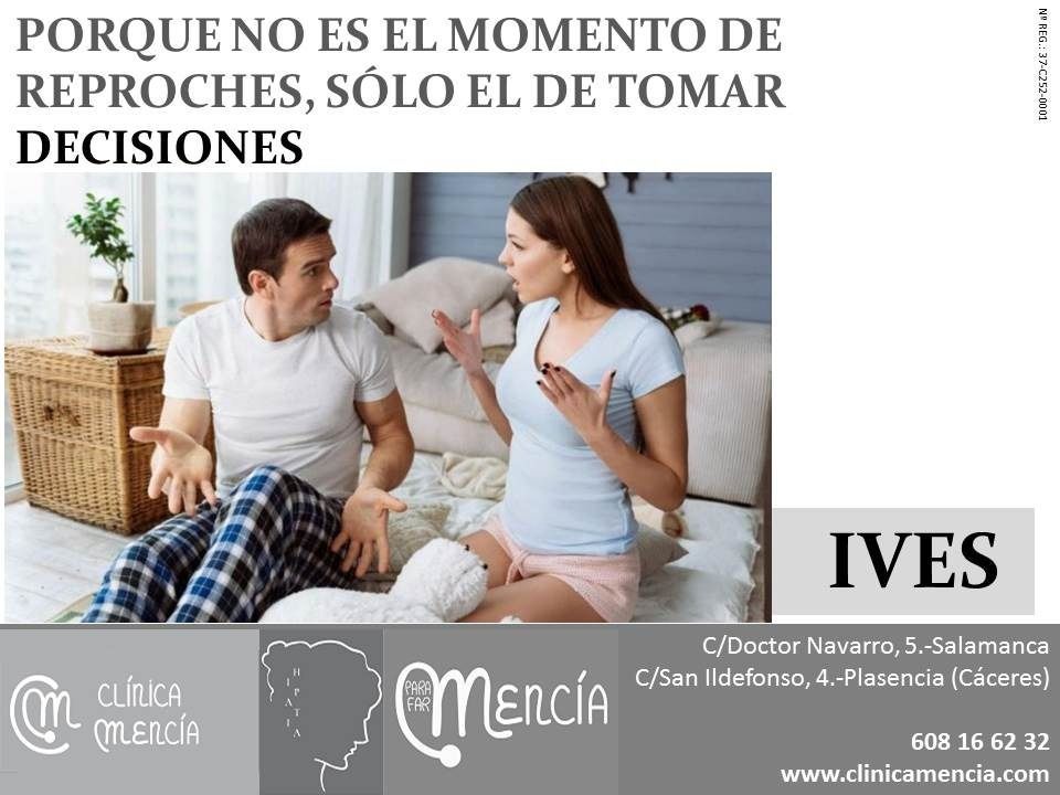 Un hombre y una mujer están sentados en una cama hablando entre sí.
