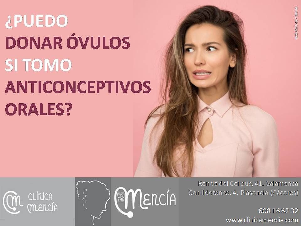 Una mujer con una camisa rosa está parada frente a un fondo rosa.