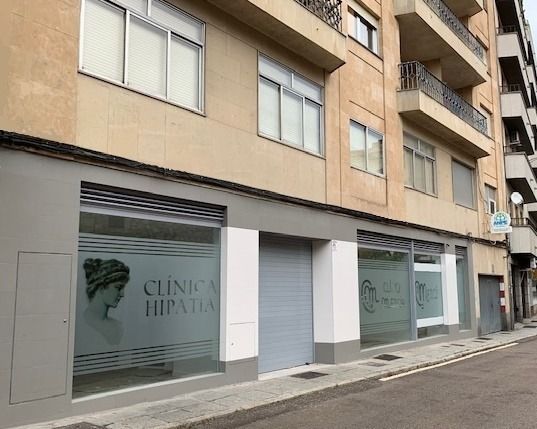 Un edificio con muchas ventanas y un cartel que dice clínica hippatia