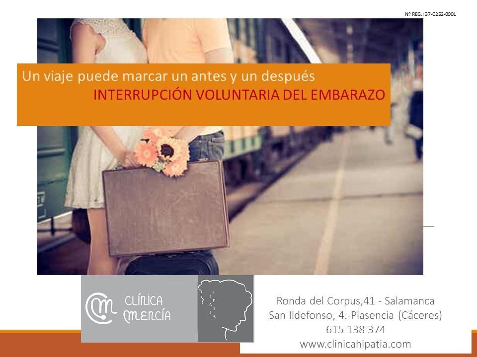 Una mujer sostiene una maleta en una plataforma de tren.