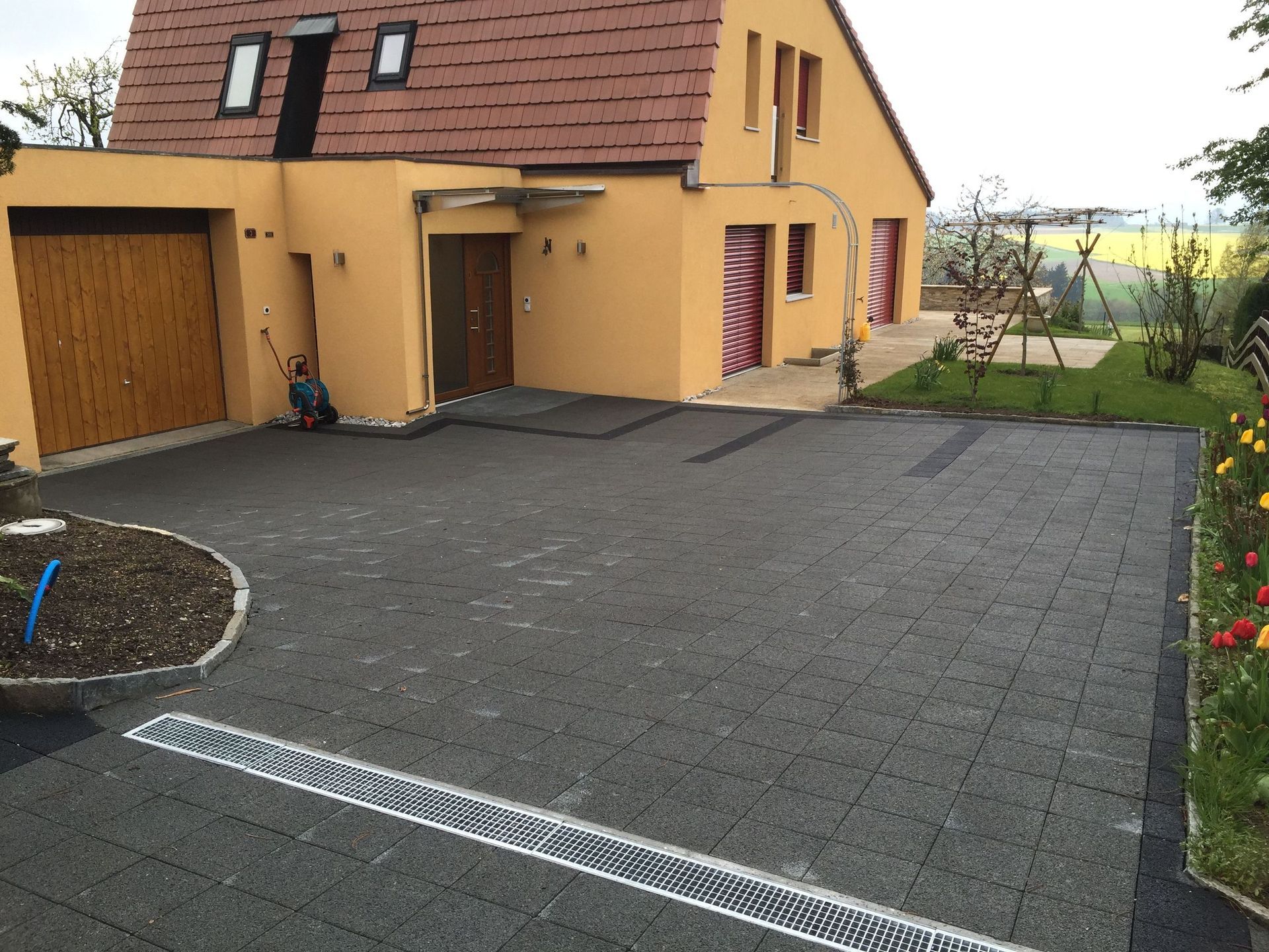 Chemin accès en pavés filtrants - Passiflore Jardin Sàrl