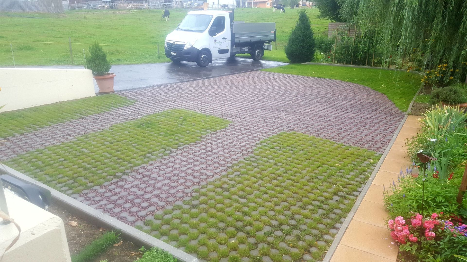 Place de parc grilles gazon - Passiflore Jardin Sàrl