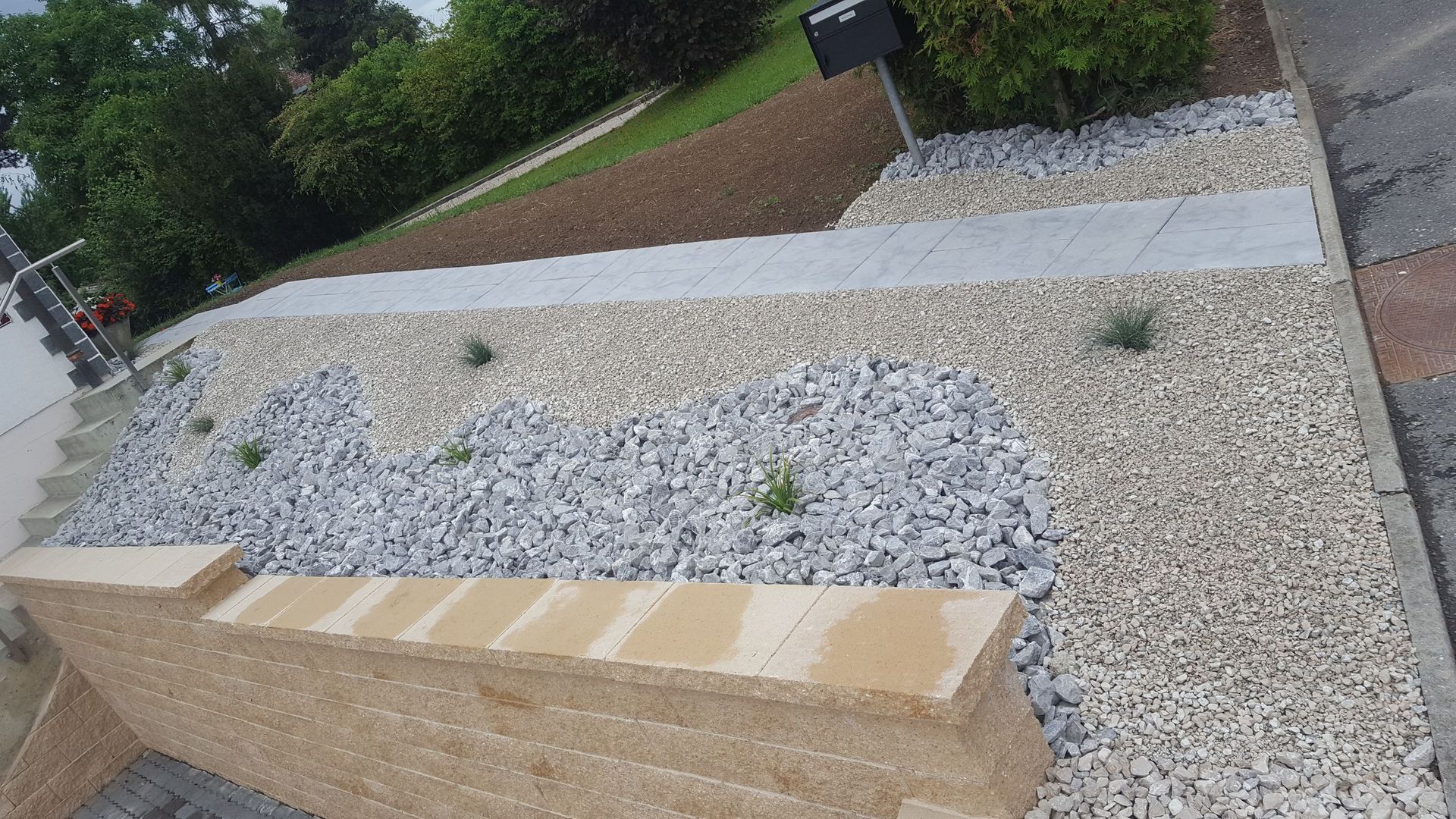 Plate-bande minérale et plantation de graminés - Passiflore Jardin Sàrl