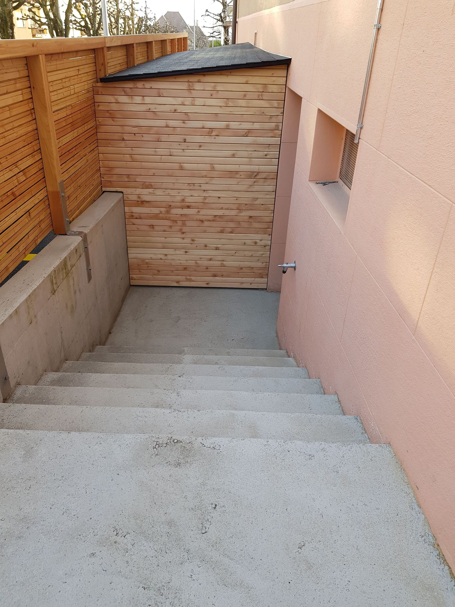 Doublage en lame mélèze d'un cabanon - Passiflore Jardin Sàrl