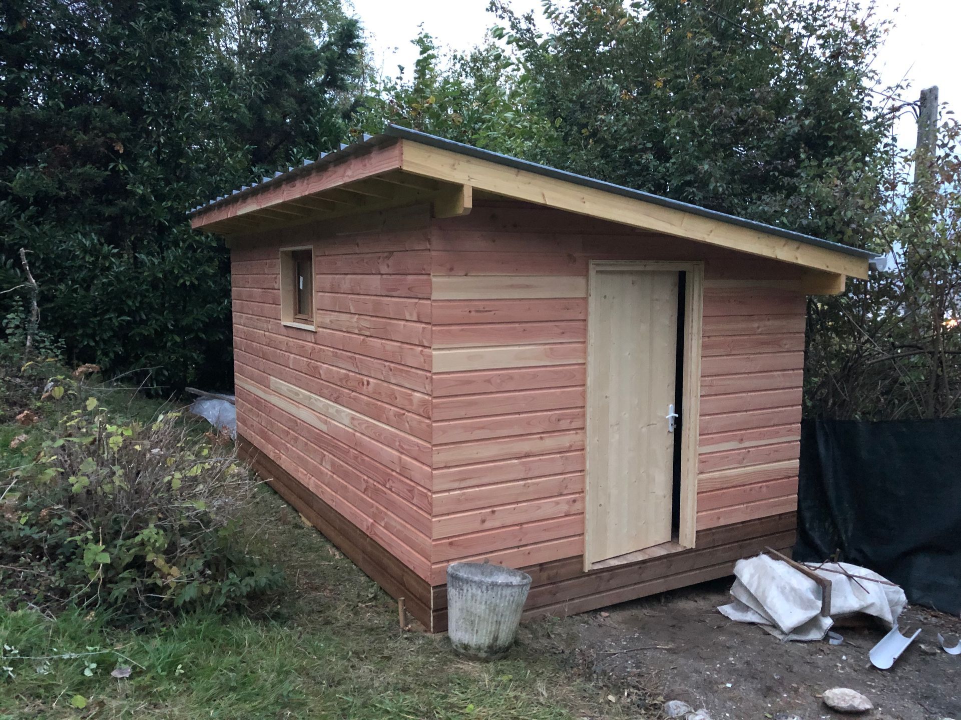 Cabanon de jardin construit avec du bois rose.