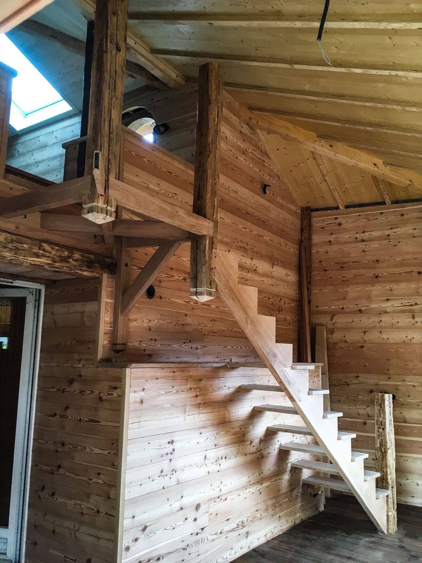Construction d'un escalier en bois avec des marches sans fond pour accéder à un étage.