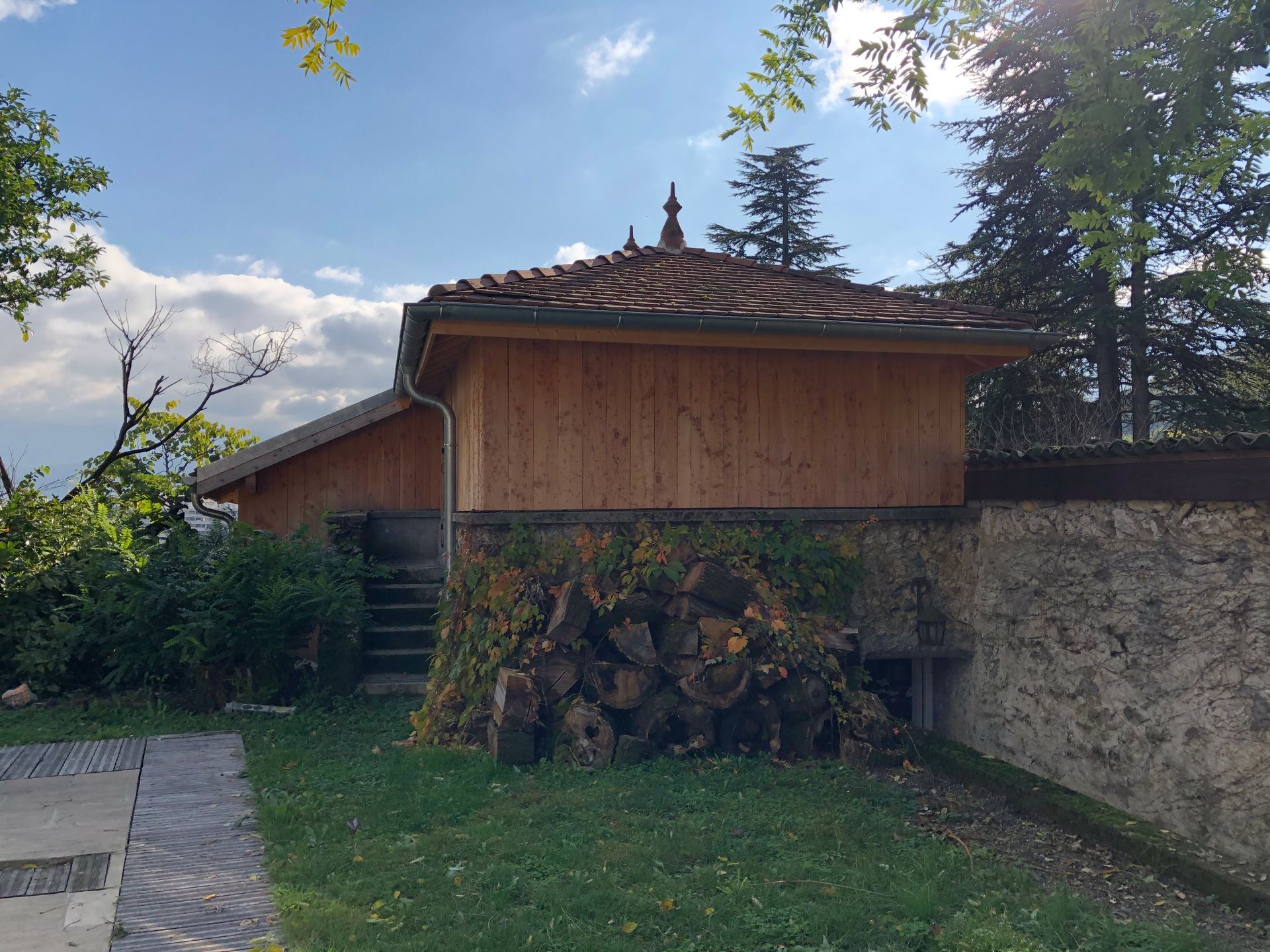 Bardage en bois vertical sur toutes les façades d'une maison.