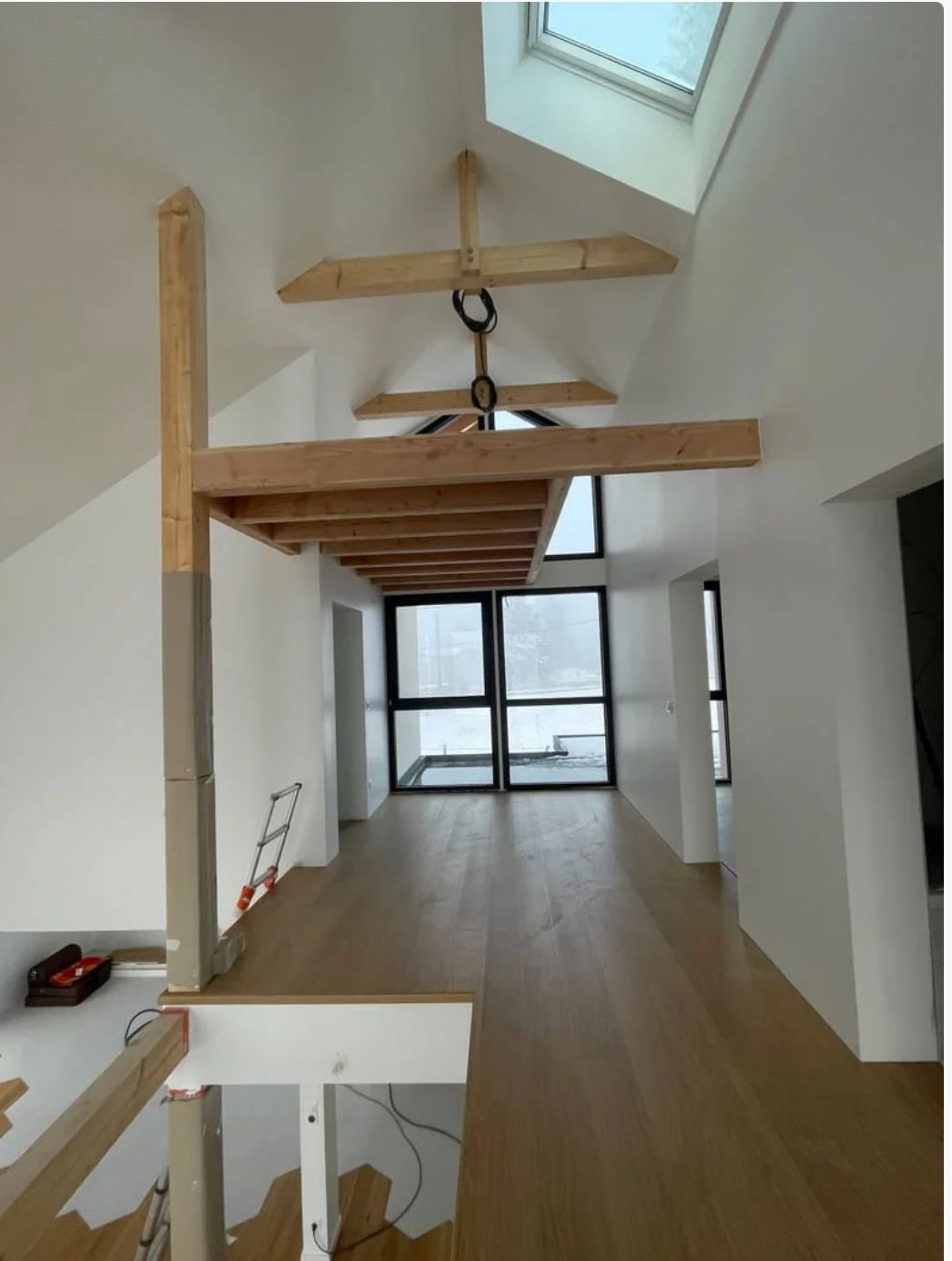 Mezzanine avec des poutres et des colonnes en bois pendant la construction d'une maison, à l'étage.