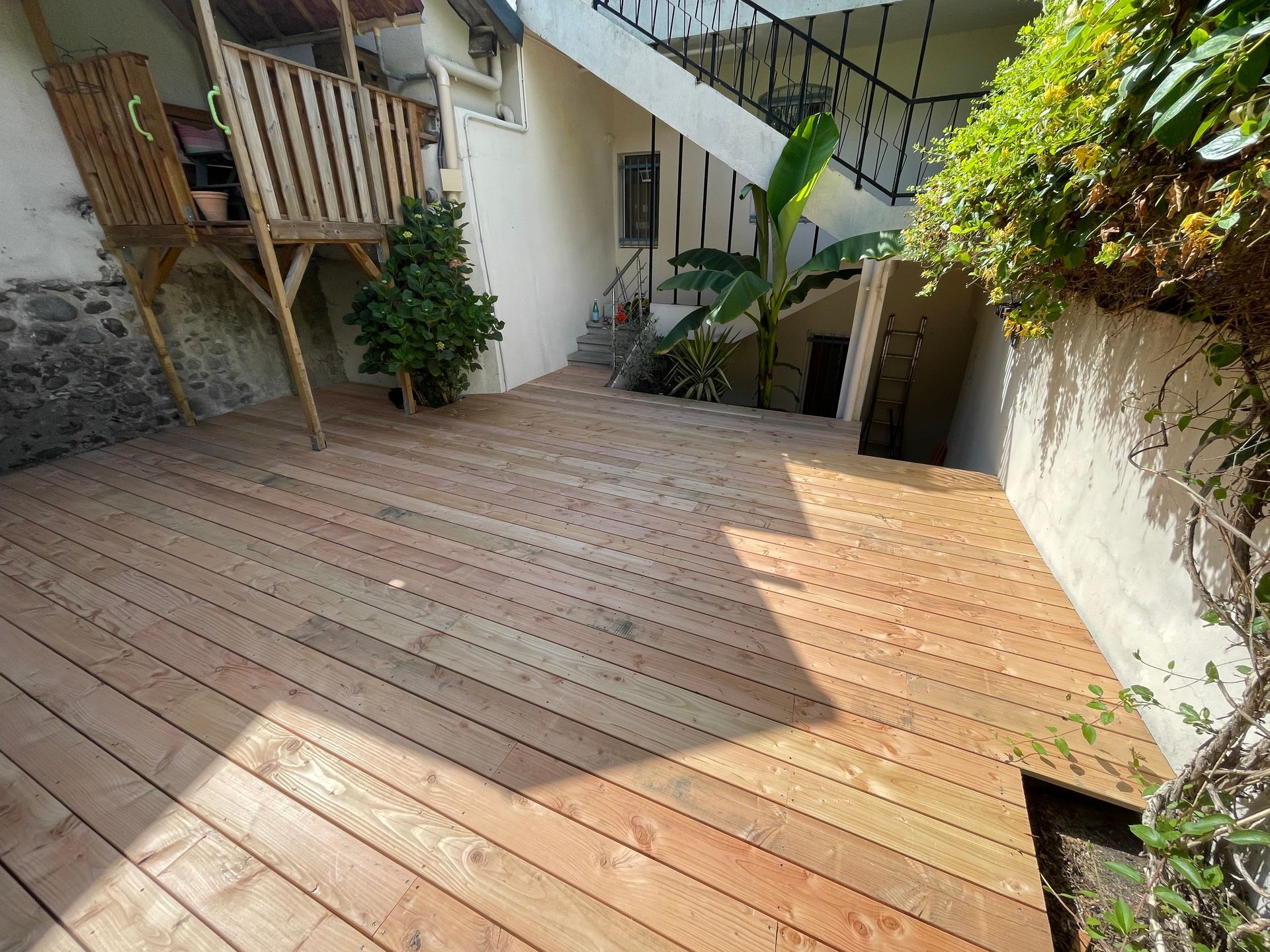 Terrasse en bois construite dans une cour intérieure.