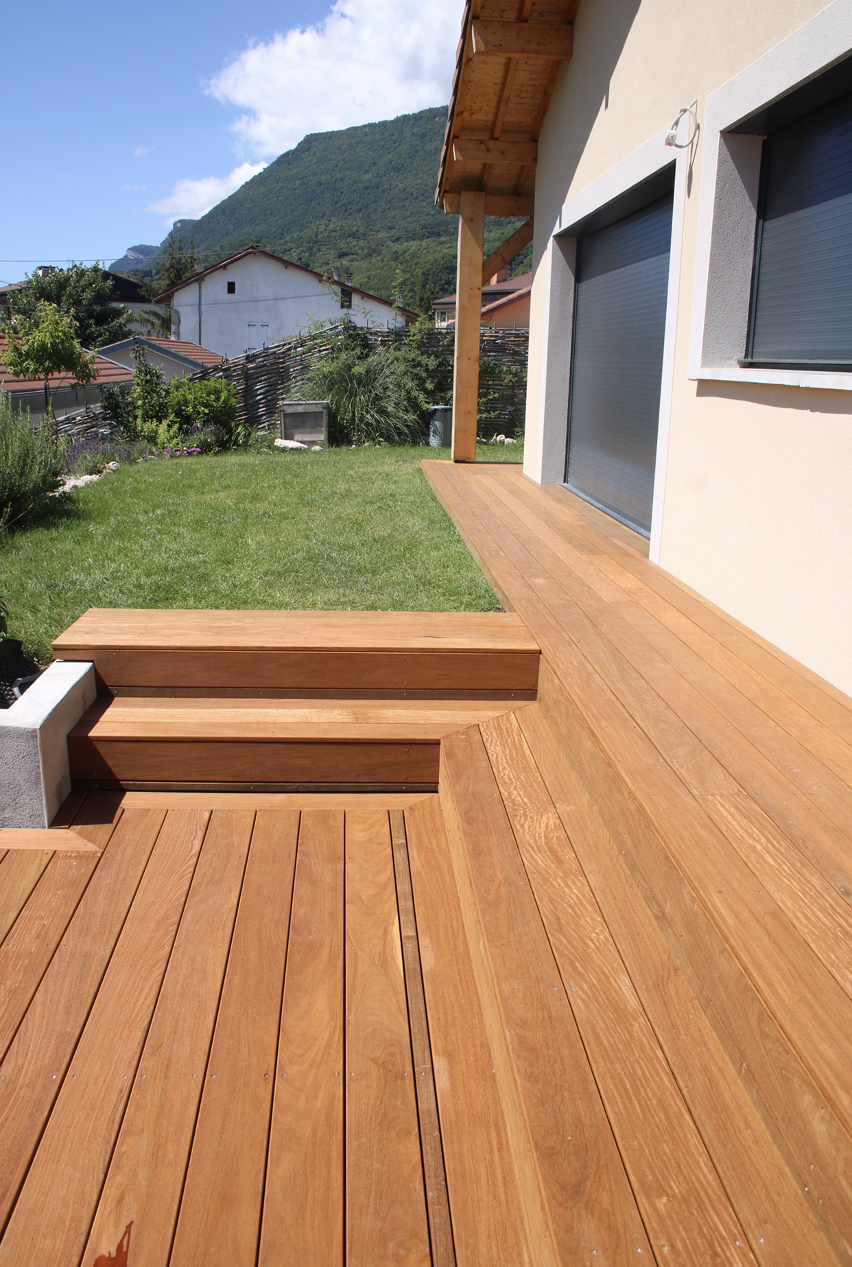 Terrasse en bois intégrée dans le paysage.