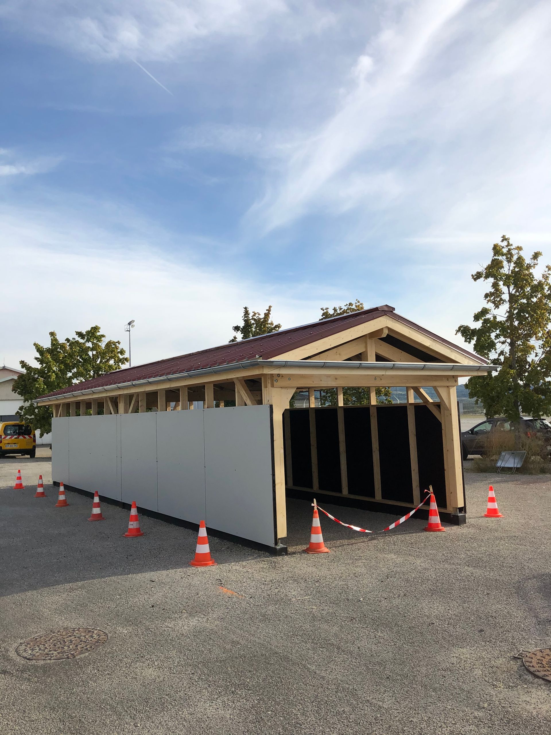 Construction presque terminée d'un abri pour protéger un bus.