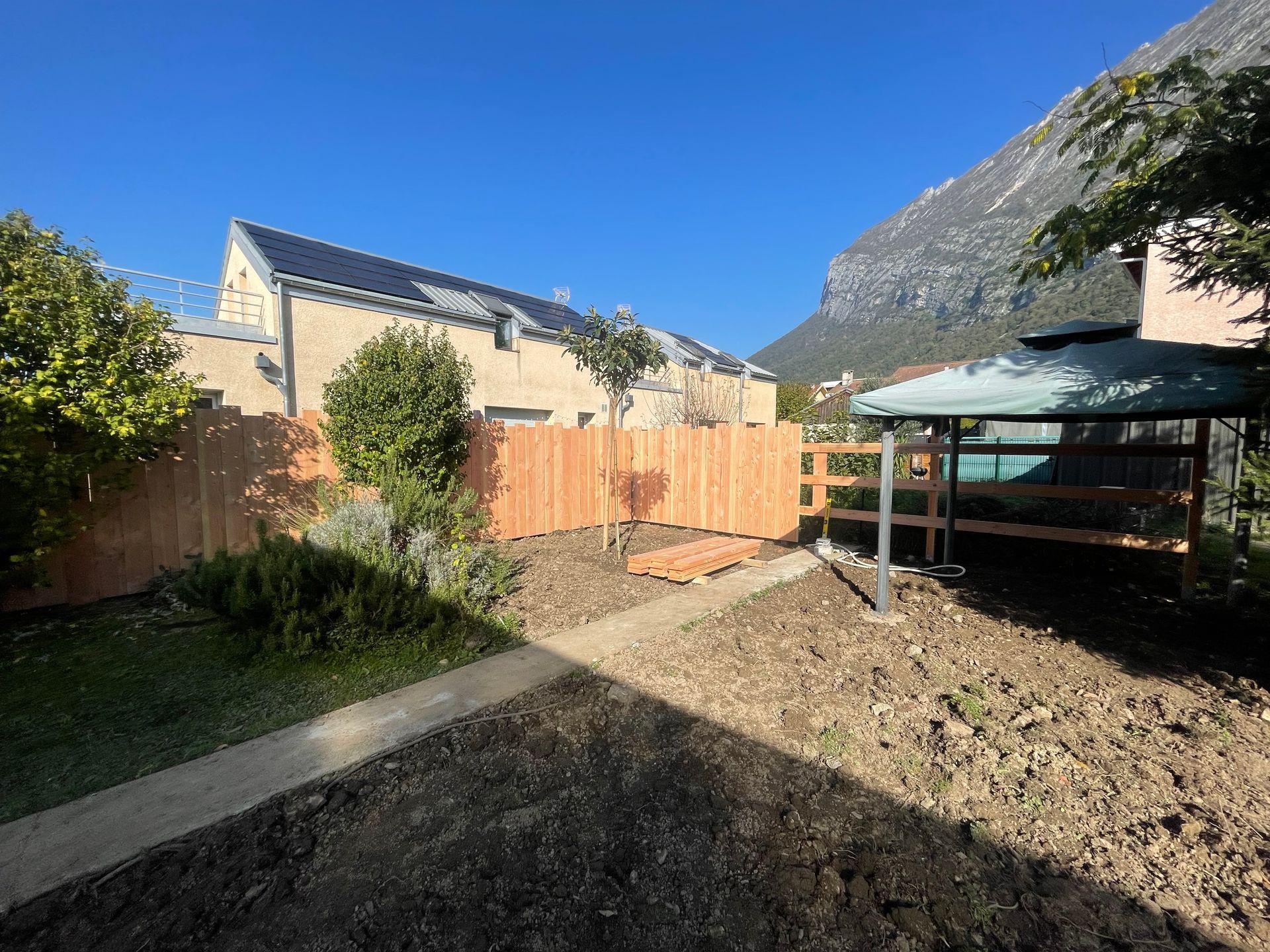 Clôtures en bois installées dans un jardin.