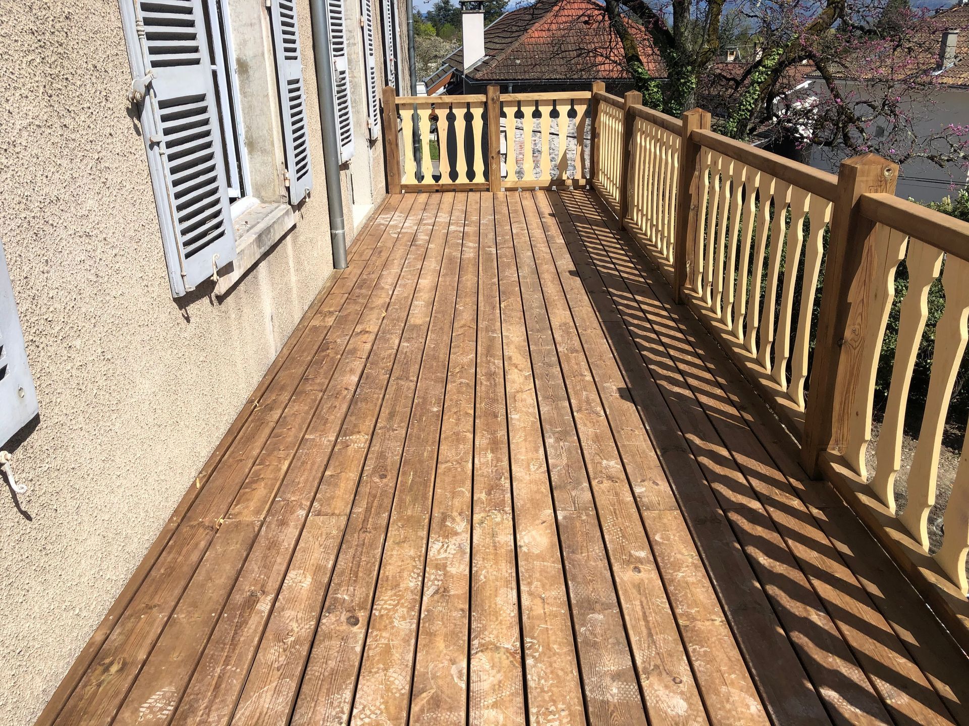 Chemin en bois sur un balcon avec une barrière : fabrication sur mesure.