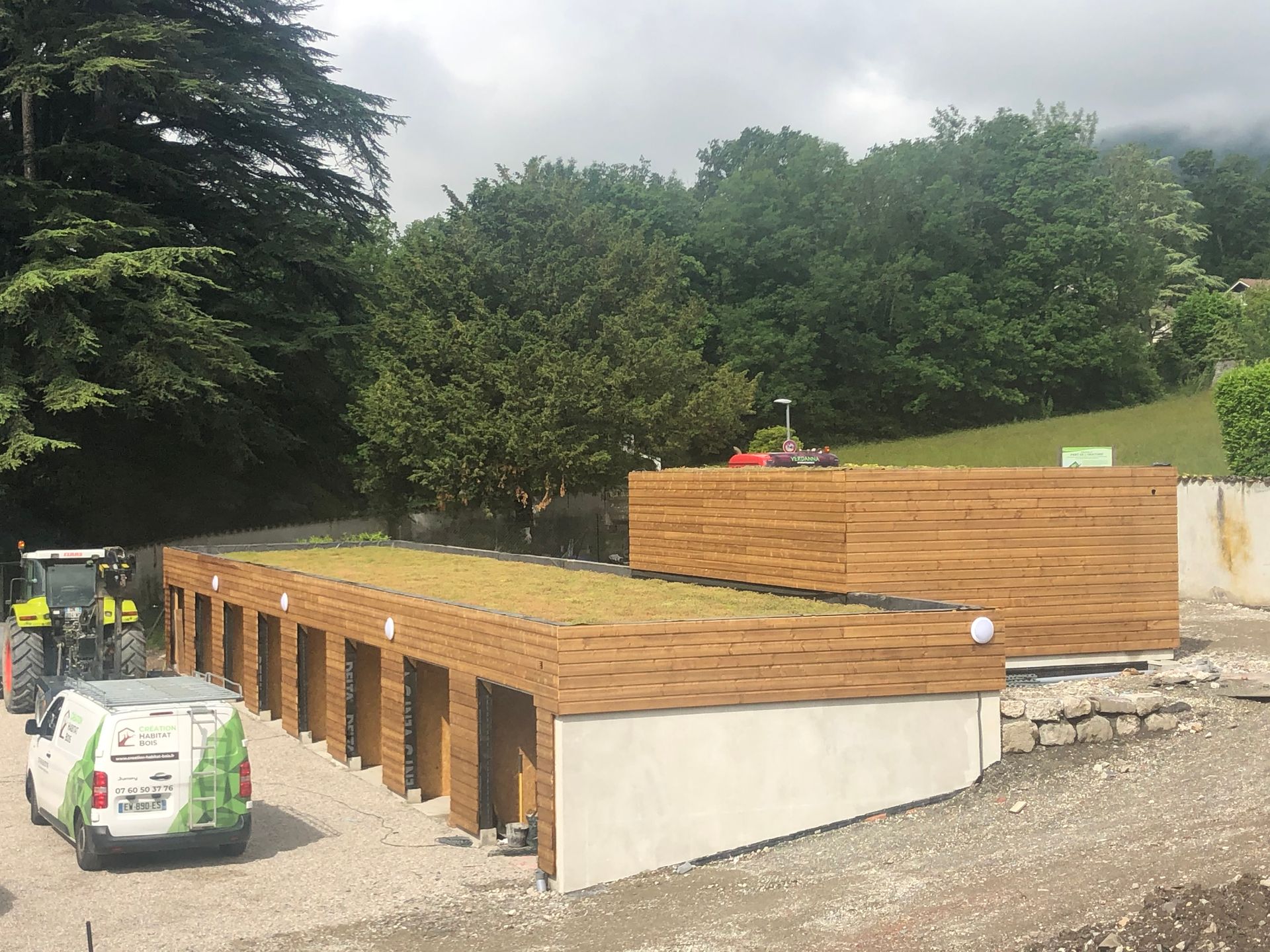 Réalisation de garage en ossature bois et toiture végétale.