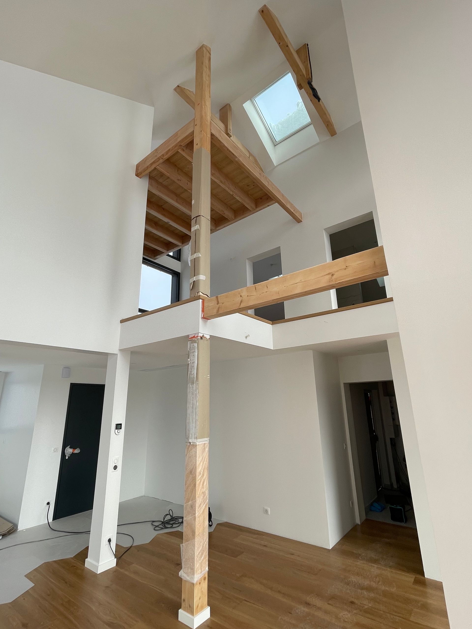 Poutre, colonne et mezzanine en bois dans une maison.