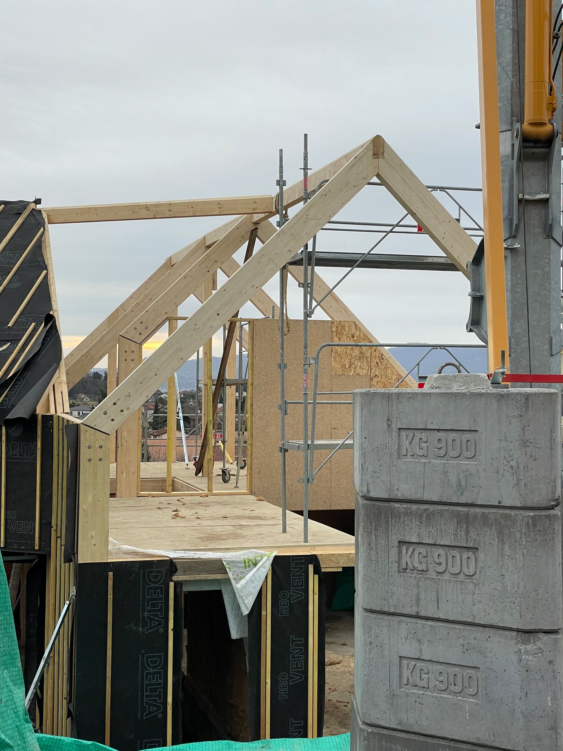 Construction en cours d'une charpente en bois.