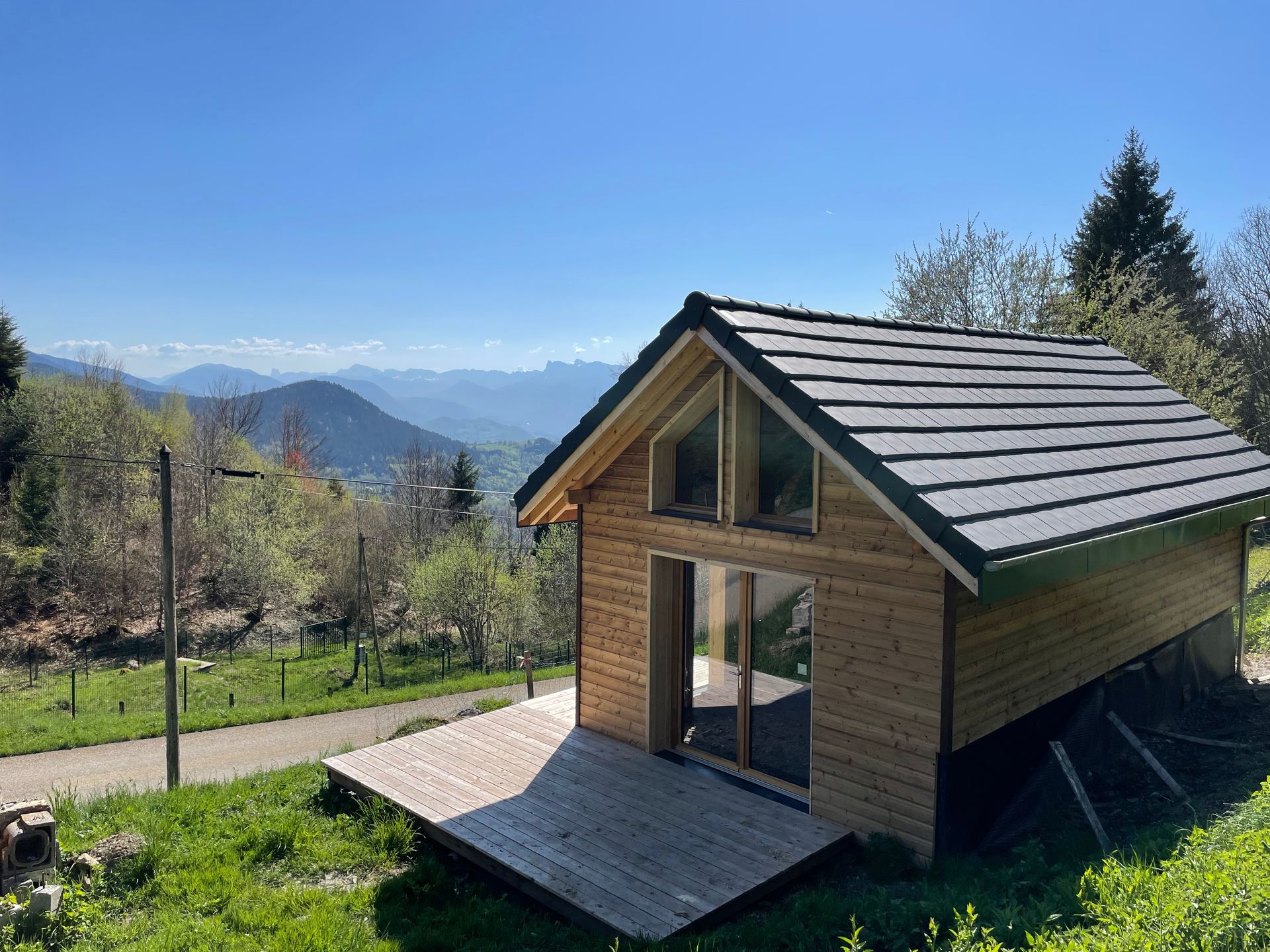 Construction en bois d'une terrasse terminée vue sous un autre angle.
