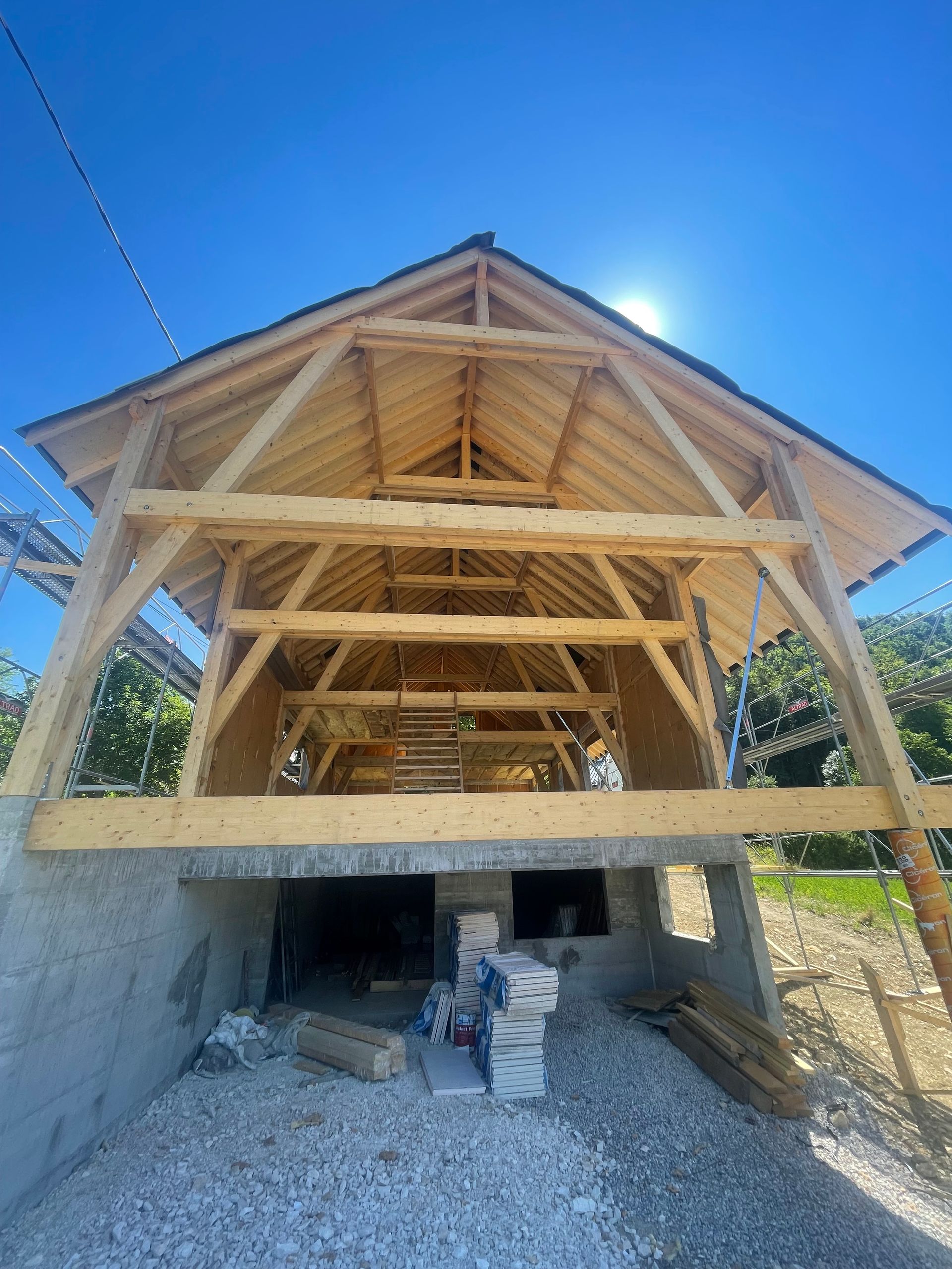Réalisation d'une charpente en bois traditionnelle.