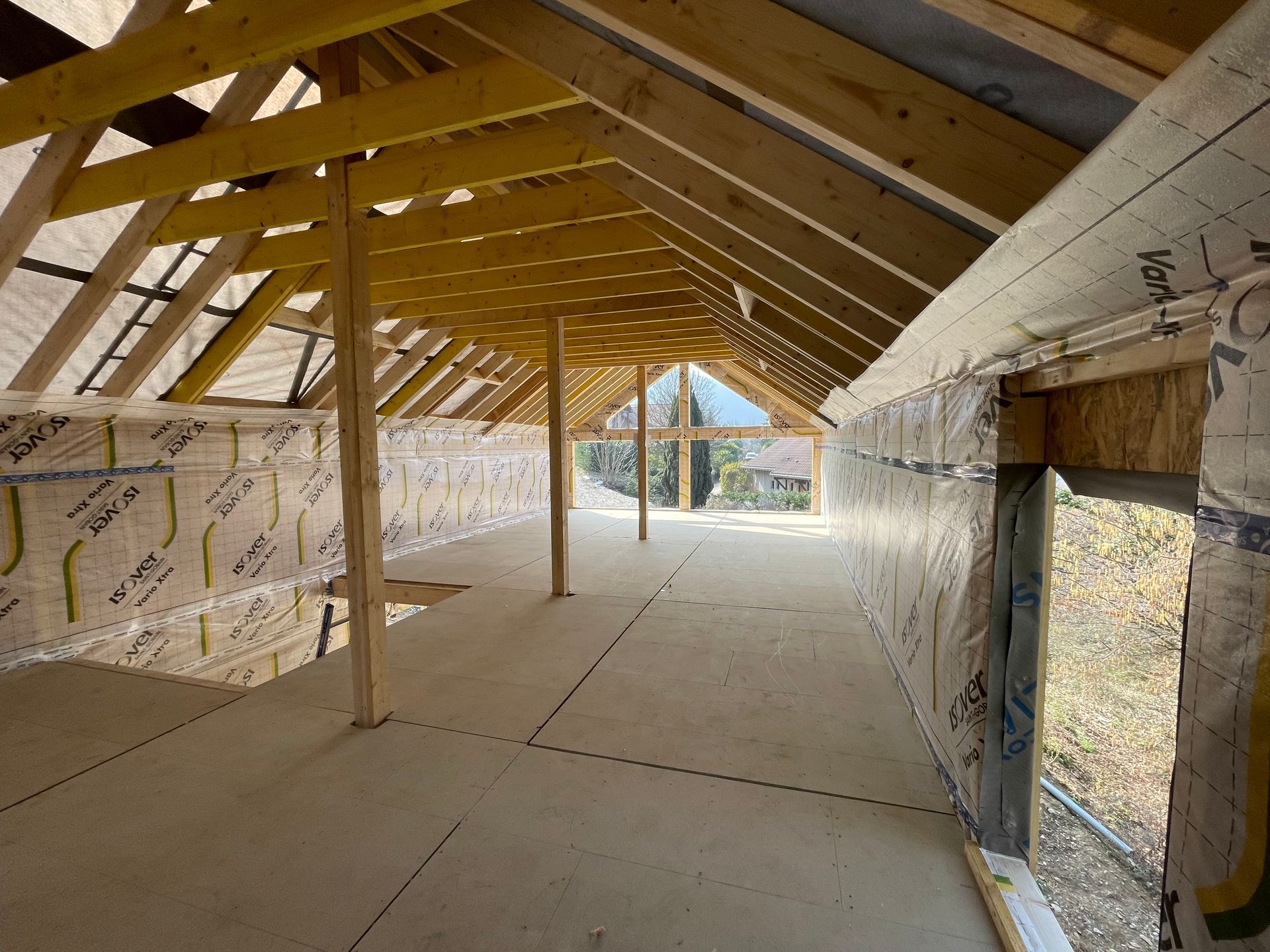 Charpente, solivages et colonnes en bois pour une construction.