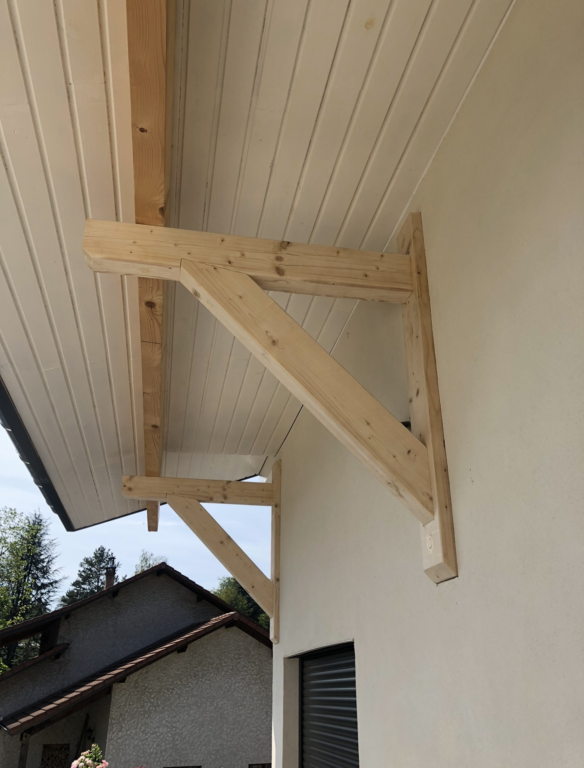 Supports en bois pour soutenir la planche de rive de la toiture.