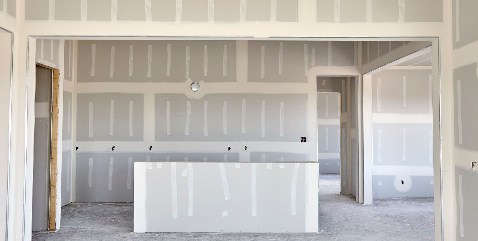 Vue intérieure d'une pièce en construction avec les cloisons sèches installées.