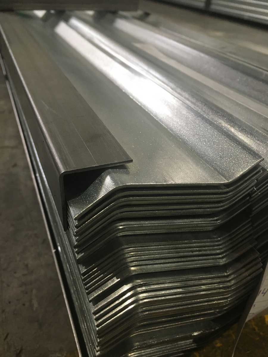 Pila de láminas de metal corrugado para techos.