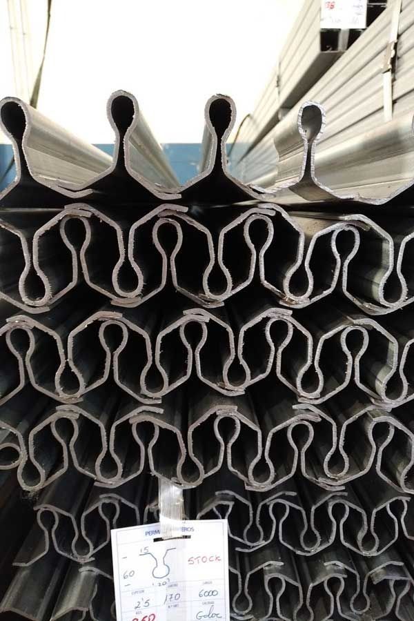 Pila de perfiles de estructura metálica con formas entrelazadas.