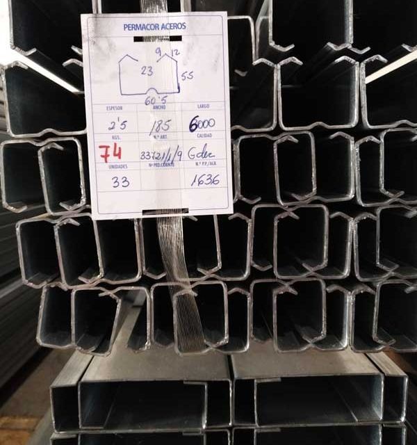 Pila de vigas metálicas en forma de C, etiquetadas con dimensiones y cantidades.