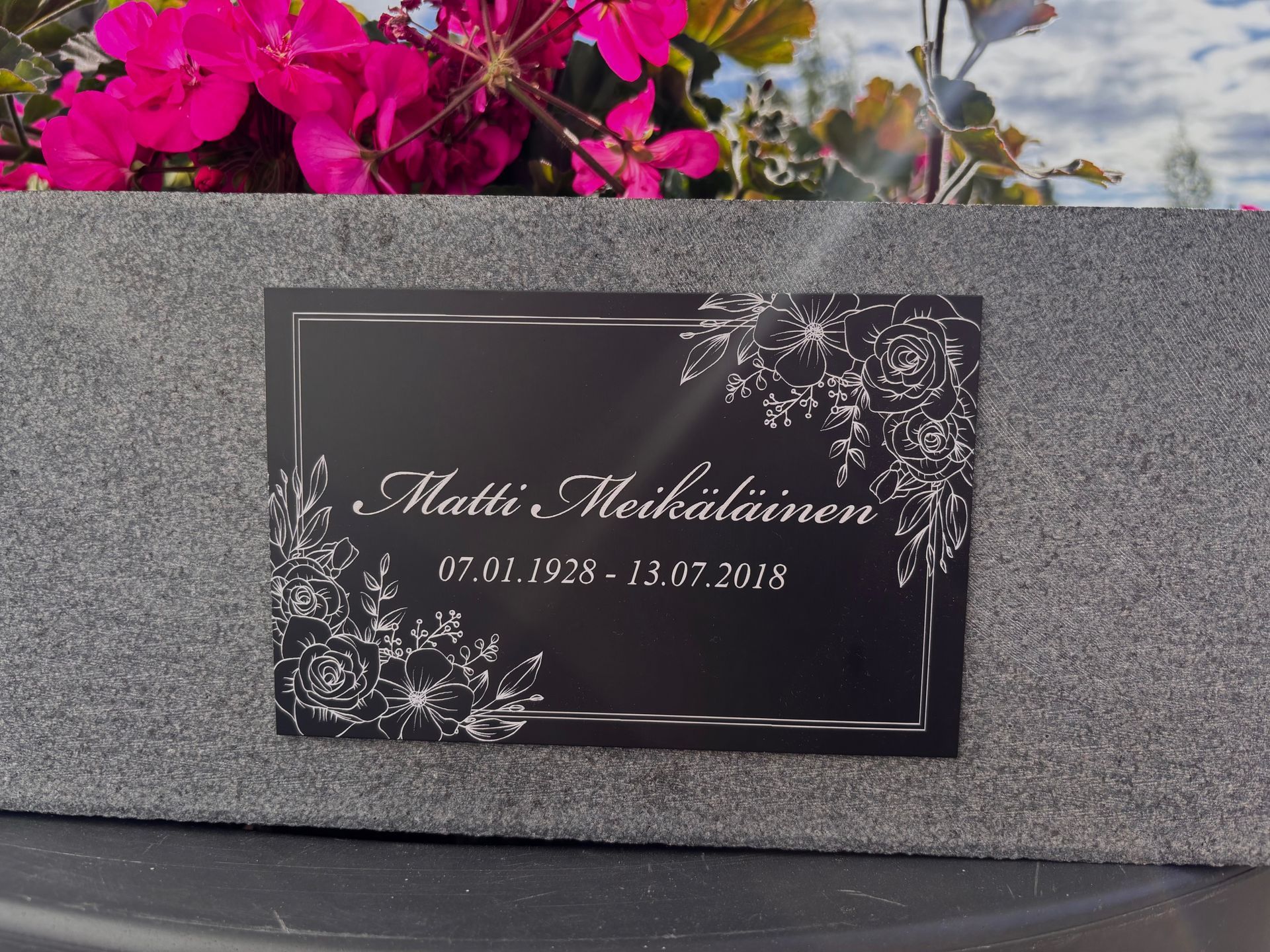 Opas muistolaatan hankintaan – materiaalit, tekstit ja kiinnitys | Laserhovi