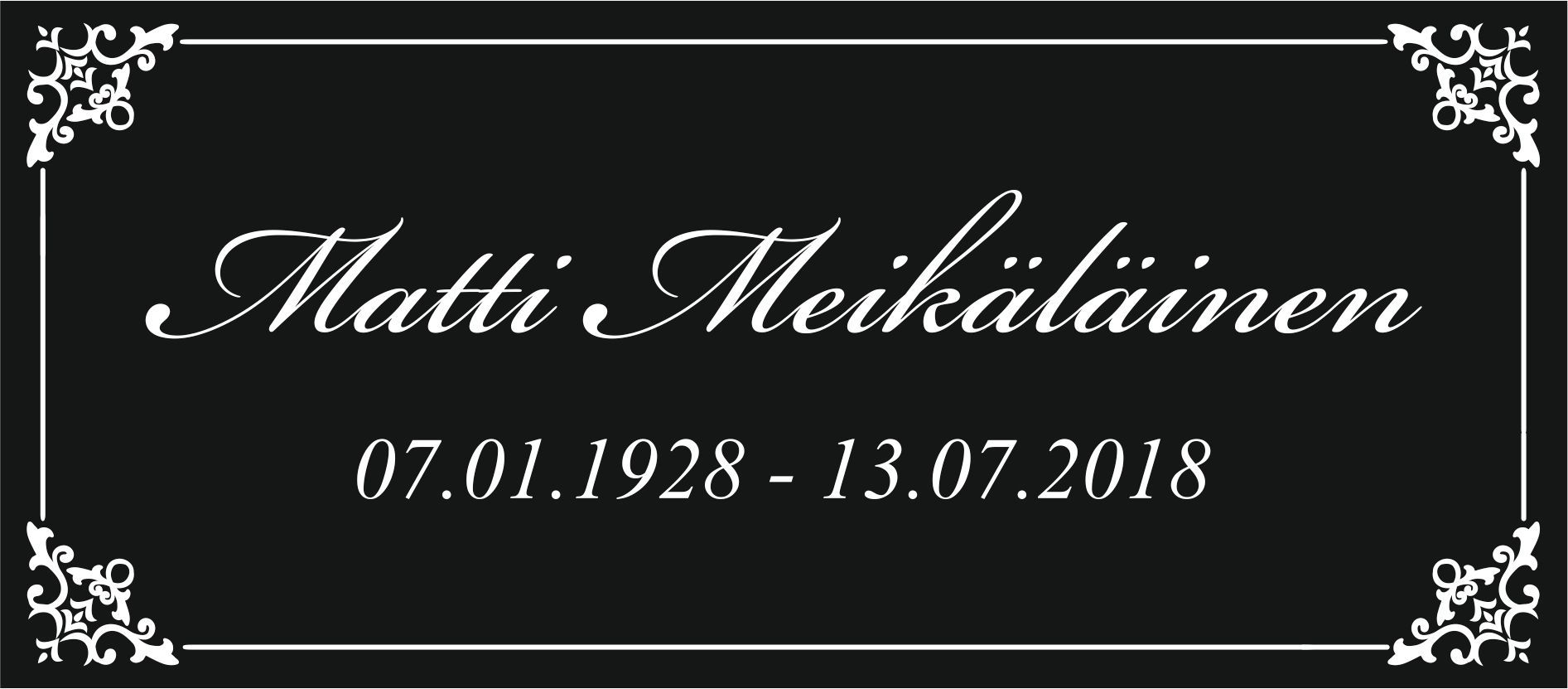 Musta muistolaatta, jossa on valkoinen kaunokirjoitus ”Matti Meikäläinen” ja päivämäärät 07.01.1928–13.07.2018