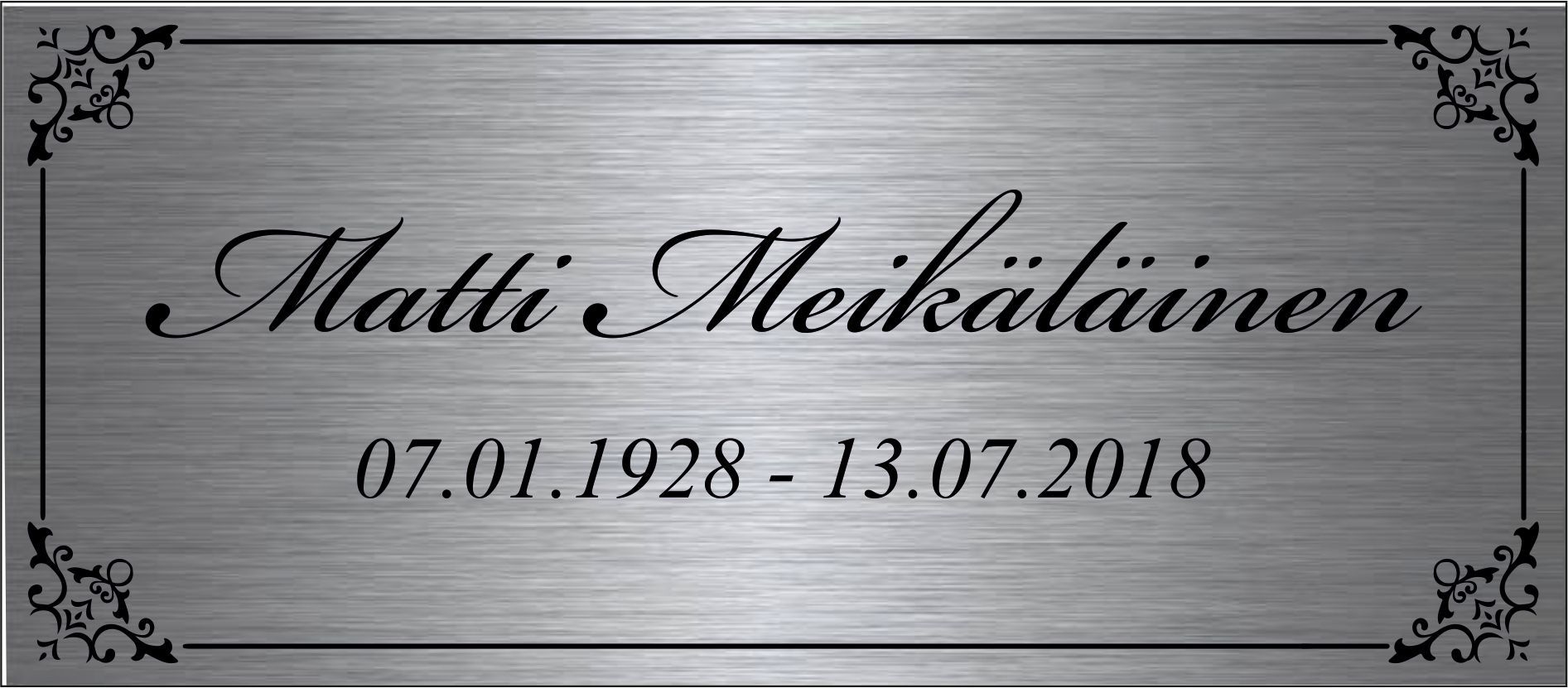 Hopeinen kaiverrettu muistolaatta, jonka kulmissa on kukkakoristeet ja jossa on nimi Matti Meikäläinen, 07.01.1928–13.07.2018