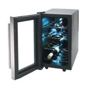 Un enfriador de vinos con la puerta abierta y botellas dentro