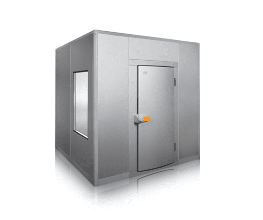 Una pequeña habitación con una puerta y una ventana sobre un fondo blanco.