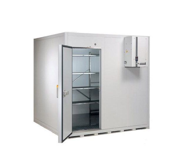 Una habitación blanca con una puerta abierta y estantes.