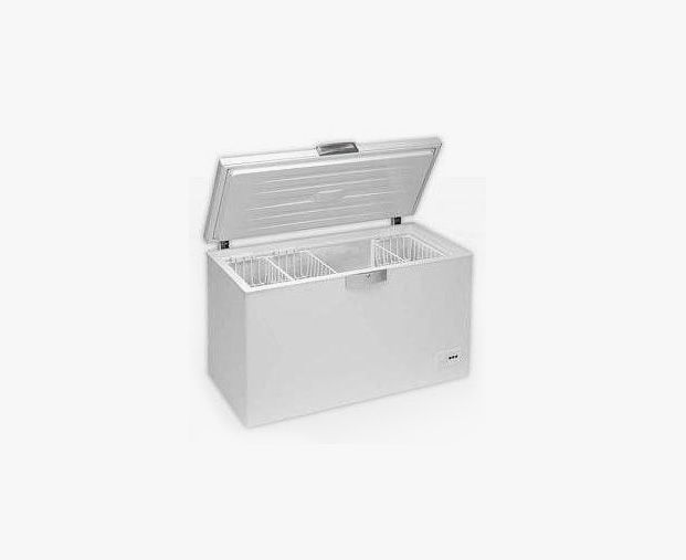 Un congelador horizontal blanco con la tapa abierta sobre un fondo blanco.